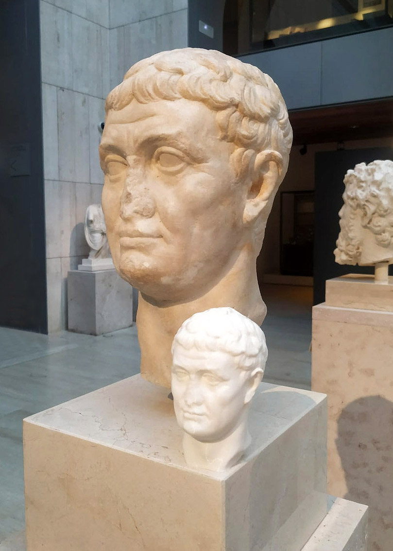Busto de Marco Antonio en el Museo Arqueológico Nacional de Madrid, en un pedestal. A su lado la réplica en 3D a menor tamaño.