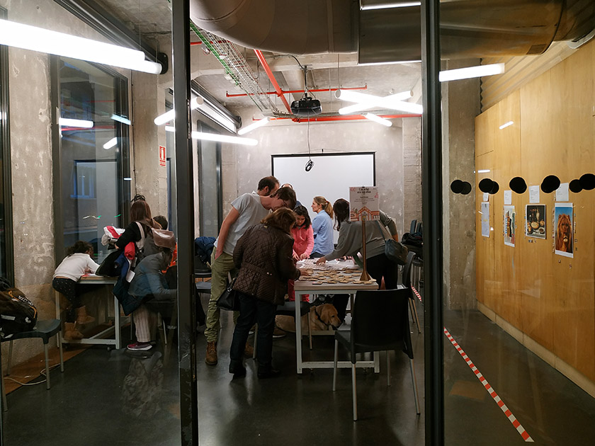 El Minilab B de Medialab-Prado visto desde fuera de las puertas de cristal, con mucha afluencia de público durante el taller.